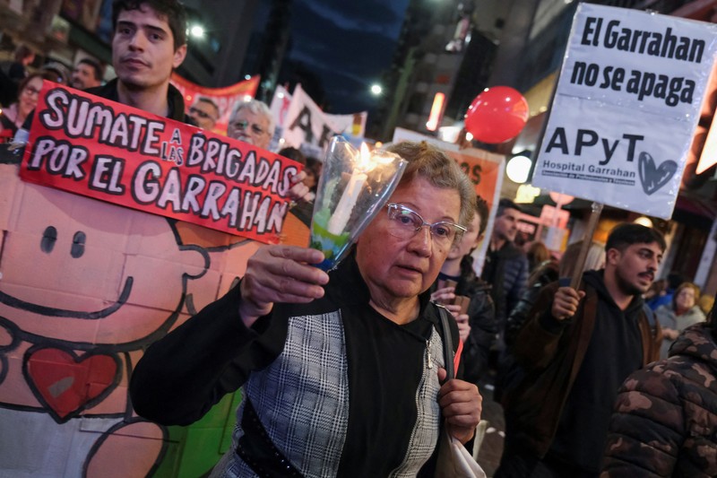 Tenaga kesehatan turun ke jalan melakukan unjuk rasa di Buenos Aires, Argentina, Kamis (31/7/2025). (REUTERS/Alessia Maccioni) Tenaga kesehatan turun ke jalan melakukan unjuk rasa di Buenos Aires, Argentina, Kamis (31/7/2025). (REUTERS/Alessia Maccioni)
