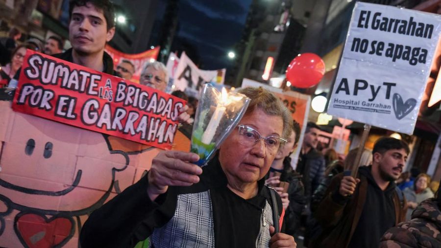 Tenaga kesehatan turun ke jalan melakukan unjuk rasa di Buenos Aires, Argentina, Kamis (31/7/2025). (REUTERS/Alessia Maccioni) Tenaga kesehatan turun ke jalan melakukan unjuk rasa di Buenos Aires, Argentina, Kamis (31/7/2025). (REUTERS/Alessia Maccioni)