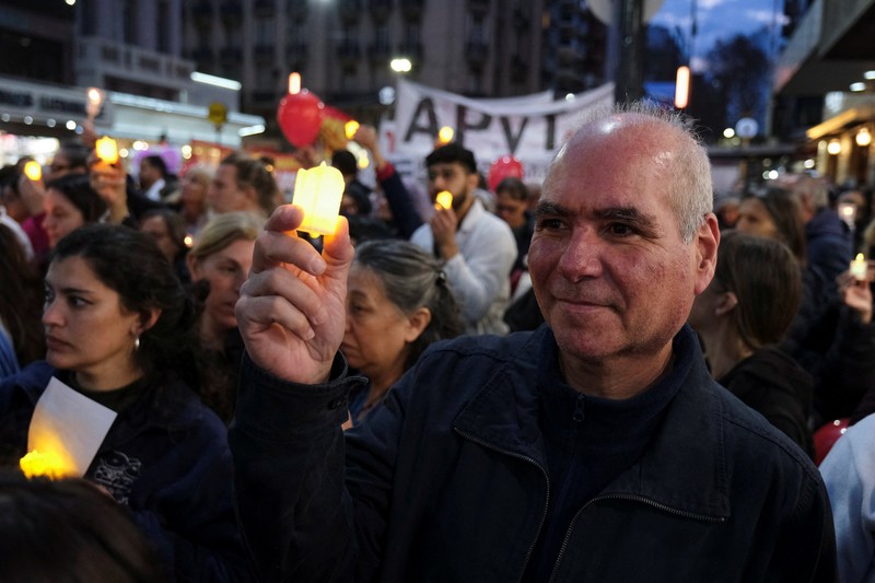Tenaga kesehatan turun ke jalan melakukan unjuk rasa di Buenos Aires, Argentina, Kamis (31/7/2025). (REUTERS/Alessia Maccioni) Tenaga kesehatan turun ke jalan melakukan unjuk rasa di Buenos Aires, Argentina, Kamis (31/7/2025). (REUTERS/Alessia Maccioni)