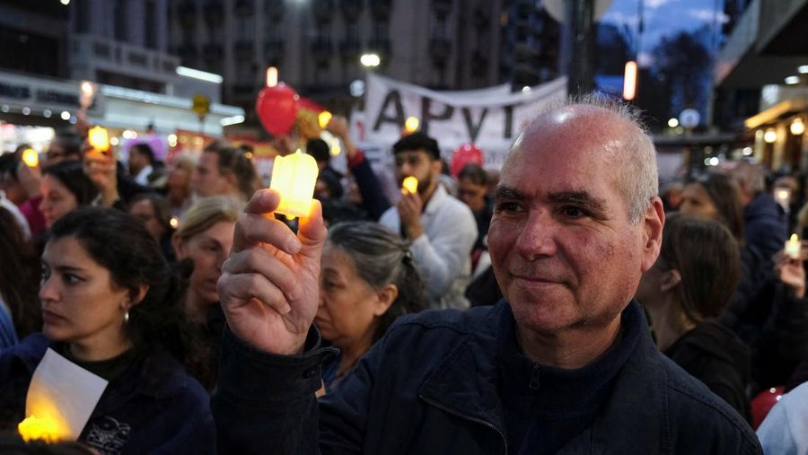 Tenaga kesehatan turun ke jalan melakukan unjuk rasa di Buenos Aires, Argentina, Kamis (31/7/2025). (REUTERS/Alessia Maccioni)