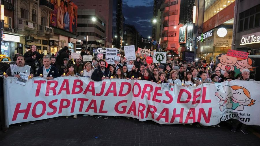 Tenaga kesehatan turun ke jalan melakukan unjuk rasa di Buenos Aires, Argentina, Kamis (31/7/2025). (REUTERS/Alessia Maccioni)