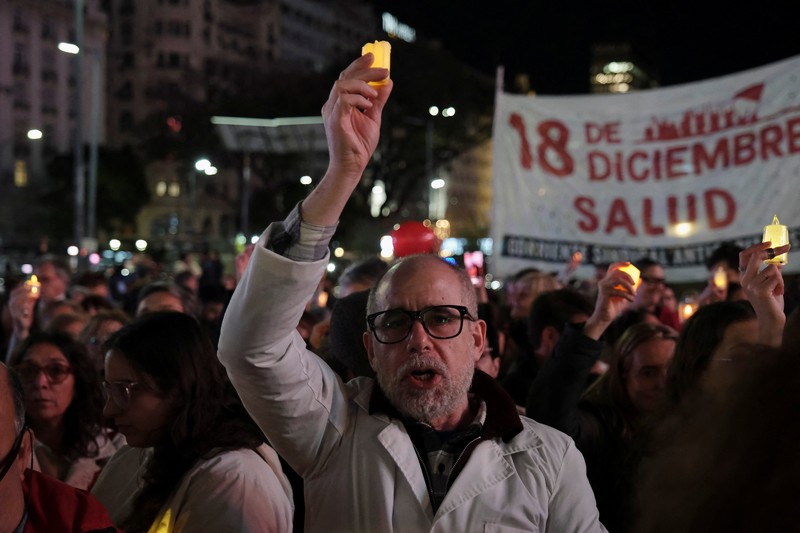 Tenaga kesehatan turun ke jalan melakukan unjuk rasa di Buenos Aires, Argentina, Kamis (31/7/2025). (REUTERS/Alessia Maccioni) Tenaga kesehatan turun ke jalan melakukan unjuk rasa di Buenos Aires, Argentina, Kamis (31/7/2025). (REUTERS/Alessia Maccioni)