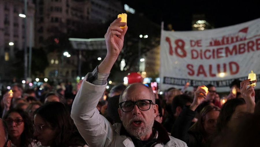Tenaga kesehatan turun ke jalan melakukan unjuk rasa di Buenos Aires, Argentina, Kamis (31/7/2025). (REUTERS/Alessia Maccioni)