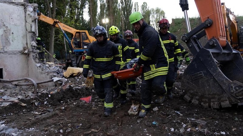 Tim penyelamat bekerja di lokasi sebuah gedung apartemen yang terkena serangan udara Rusia di Kyiv, Ukraina, Jumat (1/8/2025). (Handout via REUTERS)