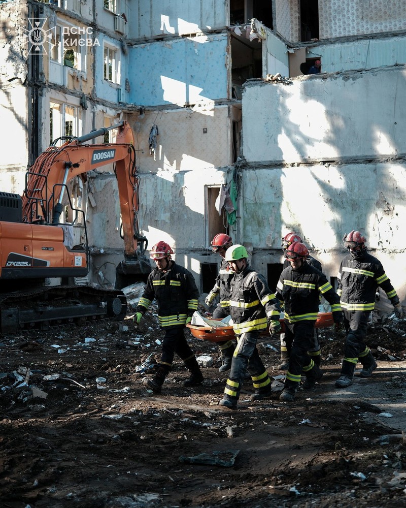 Tim penyelamat bekerja di lokasi sebuah gedung apartemen yang terkena serangan udara Rusia di Kyiv, Ukraina, Jumat (1/8/2025). (Handout via REUTERS) Tim penyelamat bekerja di lokasi sebuah gedung apartemen yang terkena serangan udara Rusia di Kyiv, Ukraina, Jumat (1/8/2025). (Handout via REUTERS)
