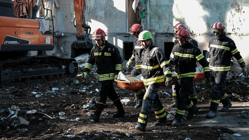 Tim penyelamat bekerja di lokasi sebuah gedung apartemen yang terkena serangan udara Rusia di Kyiv, Ukraina, Jumat (1/8/2025). (Handout via REUTERS)