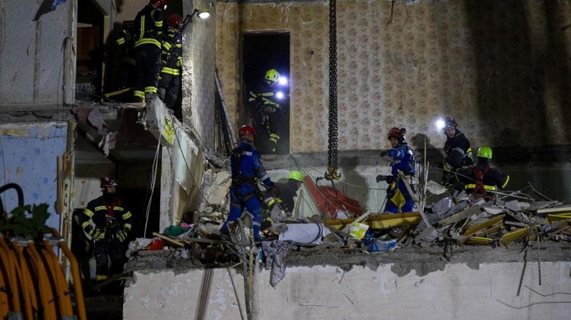Tim penyelamat bekerja di lokasi sebuah gedung apartemen yang terkena serangan udara Rusia di Kyiv, Ukraina, Jumat (1/8/2025). (Handout via REUTERS)