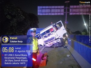 Truk Terguling di Tol Arah Soetta Belum Dievakuasi, Lalin Dialihkan