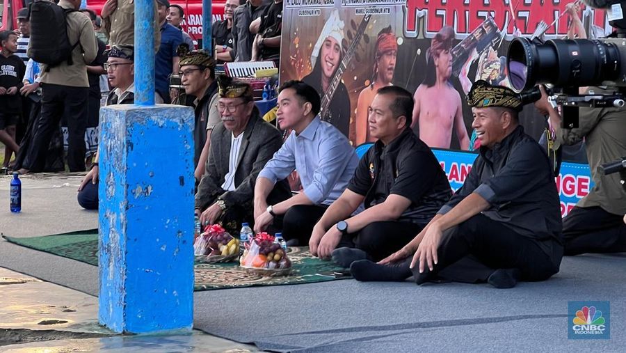 Wakil Presiden Gibran Rakabuming menyaksikan seni pertunjukan bela diri khas Suku Sasak di Lombok. (CNBC Indonesia/Halimatus Sa’diyah)