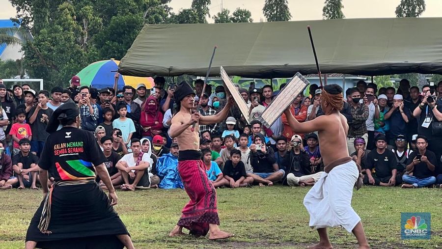 Wakil Presiden Gibran Rakabuming menyaksikan seni pertunjukan bela diri khas Suku Sasak di Lombok. (CNBC Indonesia/Halimatus Sa’diyah)