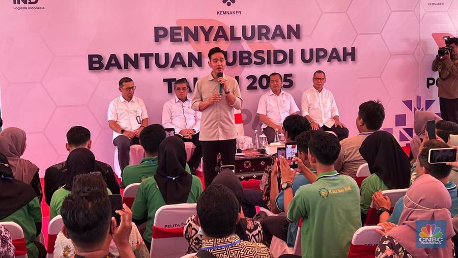 Wakil Presiden (Wapres) Gibran Rakabuming Raka menyalurkan Bantuan Subsidi Upah (BSU) kepada sejumlah pekerja di Kantor Pos Cabang Mataram, Lombok, Jumat (1/9/2025). (CNBC Indonesia/Halimatus Sa’diyah)