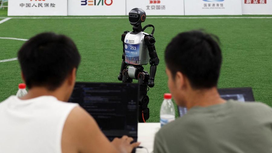 Robot humanoid T1 yang dikembangkan oleh Booster Robotics beraksi di lapangan sepak bola, selama latihan persiapan untuk kompetisi sepak bola di World Humanoid Robot Games perdana, di National Speed Skating Oval di Beijing, Cina, 1 Agustus 2025. (REUTERS/Florence Lo)