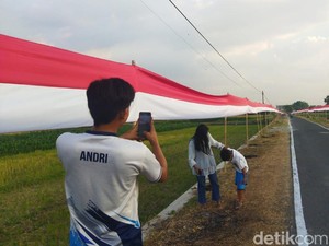 Bendera Merah Putih Sepanjang 800 Meter Jadi Sasaran Selfie Warga Klaten