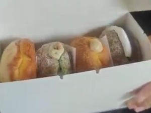 Video: Cicipin Donat Viral di Tebet, Adonan Empuk-Rasa Beragam!