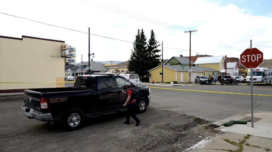 Empat orang tewas dalam penembakan tragis di sebuah bar populer, The Owl Bar, di kota kecil Anaconda, Montana, AS, Jumat (1/8/2025) pagi waktu setempat. (Tangkapan Layar Video Reuters/STRINGR.COM/ANACONDA DEER LODGE COUNTY POLICE DEPARTMENT)