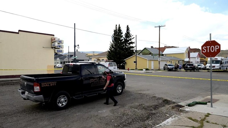 Empat orang tewas dalam penembakan tragis di sebuah bar populer, The Owl Bar, di kota kecil Anaconda, Montana, AS, Jumat (1/8/2025) pagi waktu setempat. (Tangkapan Layar Video Reuters/STRINGR.COM/ANACONDA DEER LODGE COUNTY POLICE DEPARTMENT)