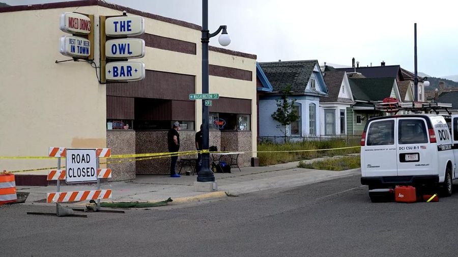 Empat orang tewas dalam penembakan tragis di sebuah bar populer, The Owl Bar, di kota kecil Anaconda, Montana, AS, Jumat (1/8/2025) pagi waktu setempat. (Tangkapan Layar Video Reuters/STRINGR.COM/ANACONDA DEER LODGE COUNTY POLICE DEPARTMENT)