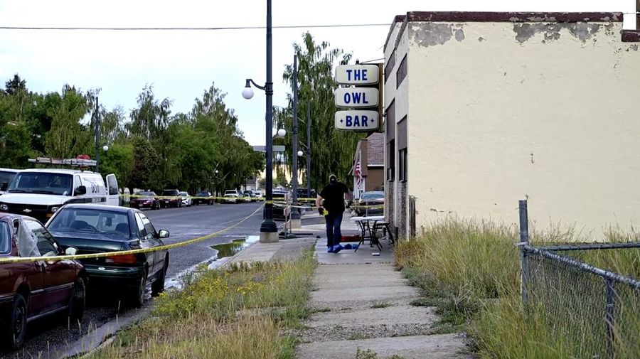 Empat orang tewas dalam penembakan tragis di sebuah bar populer, The Owl Bar, di kota kecil Anaconda, Montana, AS, Jumat (1/8/2025) pagi waktu setempat. (Tangkapan Layar Video Reuters/STRINGR.COM/ANACONDA DEER LODGE COUNTY POLICE DEPARTMENT)