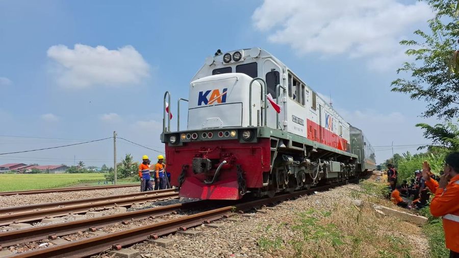 Jalur Kereta Api di Stasiun Pegadenbaru Sudah Bisa Dilalui Kembali, KA Argo Lawu Jadi Kereta Pertama yang Melintas Dengan Kecepatan Terbatas. (Dok. KAI)
