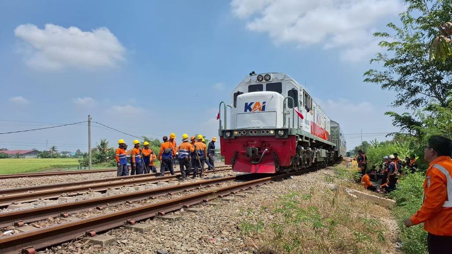 Jalur Kereta Api di Stasiun Pegadenbaru Sudah Bisa Dilalui Kembali, KA Argo Lawu Jadi Kereta Pertama yang Melintas Dengan Kecepatan Terbatas. (Dok. KAI)