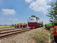 Sempat Lumpuh, Jalur KA Stasiun Pegadenbaru Sudah Bisa Dilewati