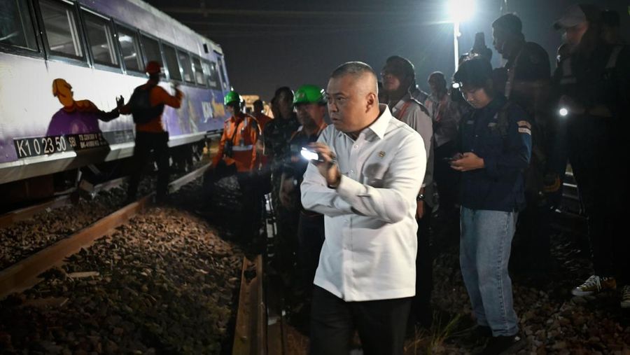 Menteri Perhubungan Dudy Purwagandhi melakukan pemantauan langsung proses evakuasi penumpang, pemulihan jalur, serta investigasi awal di lokasi kejadian anjloknya KA Bromo Anggrek di Emplasemen Stasiun Pegadenbaru, Jumat (1/8/2025).