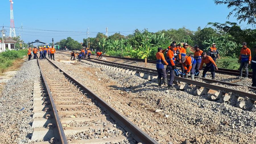 Proses evakuasi KA Bromo Anggrek yang anjlok di Emplasemen Stasiun Pegadenbaru, Sabtu (2/8/2025).