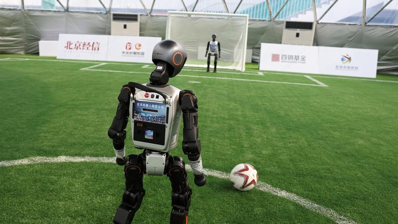 Robot humanoid T1 yang dikembangkan oleh Booster Robotics beraksi di lapangan sepak bola, selama latihan persiapan untuk kompetisi sepak bola di World Humanoid Robot Games perdana, di National Speed Skating Oval di Beijing, Cina, 1 Agustus 2025. (REUTERS/Florence Lo)