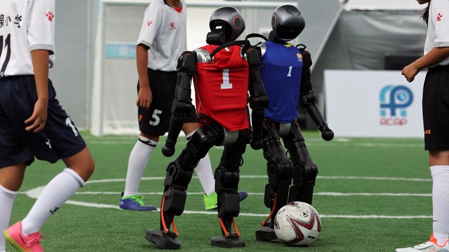 Robot humanoid T1 yang dikembangkan oleh Booster Robotics beraksi di lapangan sepak bola, selama latihan persiapan untuk kompetisi sepak bola di World Humanoid Robot Games perdana, di National Speed Skating Oval di Beijing, Cina, 1 Agustus 2025. (REUTERS/Florence Lo)