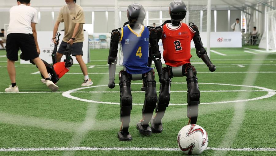 Robot humanoid T1 yang dikembangkan oleh Booster Robotics beraksi di lapangan sepak bola, selama latihan persiapan untuk kompetisi sepak bola di World Humanoid Robot Games perdana, di National Speed Skating Oval di Beijing, Cina, 1 Agustus 2025. (REUTERS/Florence Lo)