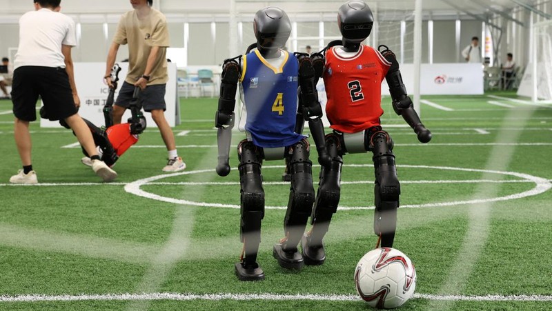 Robot humanoid T1 yang dikembangkan oleh Booster Robotics beraksi di lapangan sepak bola, selama latihan persiapan untuk kompetisi sepak bola di World Humanoid Robot Games perdana, di National Speed Skating Oval di Beijing, Cina, 1 Agustus 2025. (REUTERS/Florence Lo)