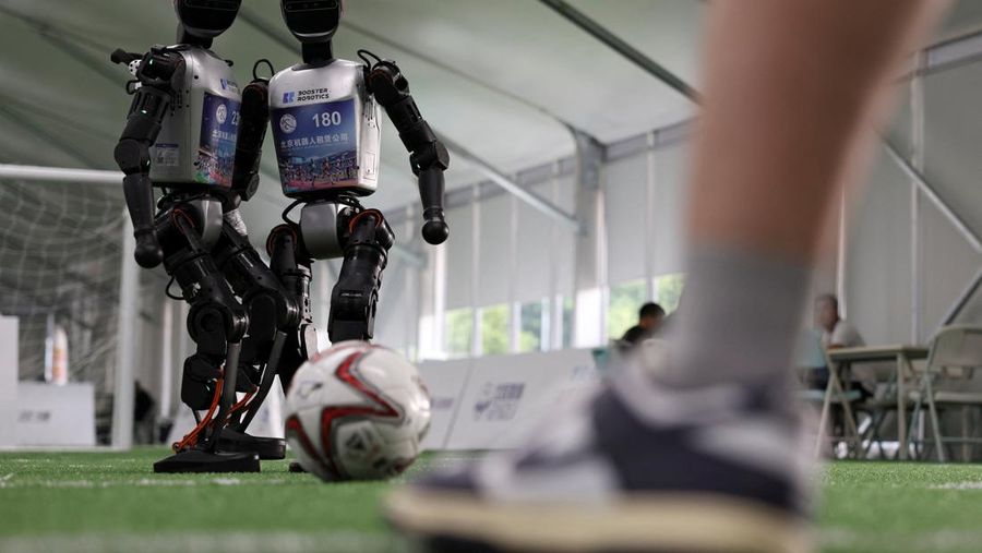 Robot humanoid T1 yang dikembangkan oleh Booster Robotics beraksi di lapangan sepak bola, selama latihan persiapan untuk kompetisi sepak bola di World Humanoid Robot Games perdana, di National Speed Skating Oval di Beijing, Cina, 1 Agustus 2025. (REUTERS/Florence Lo)