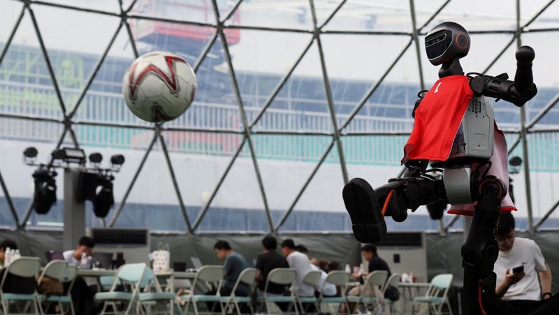 Robot humanoid T1 yang dikembangkan oleh Booster Robotics beraksi di lapangan sepak bola, selama latihan persiapan untuk kompetisi sepak bola di World Humanoid Robot Games perdana, di National Speed Skating Oval di Beijing, Cina, 1 Agustus 2025. (REUTERS/Florence Lo)