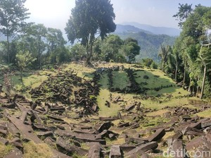 Berharap Kejayaan dan Kekayaan di Gunung Padang