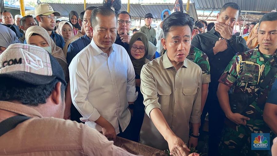 Wakil Presiden Gibran Rakabuming melakukan kunjungan kerja di Pasar Kebon Roek, Mataram, NTB, Sabtu (2/8/2025). (CNBC Indonesia/Halimatus Sa’diyah)