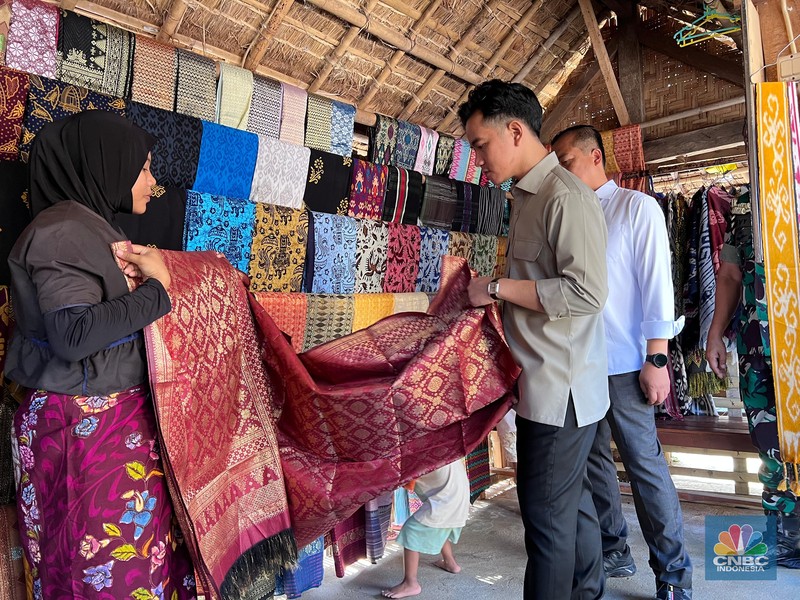 Wakil Presiden Gibran Rakabuming mengunjungi Dusun Sade di Desa Rembitan, kec Pujud Lombok Tengah, NTB, Sabtu (2/8/2025). (CNBC Indonesia/Halimatus Sa’diyah)