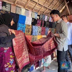 Wapres Gibran Borong Dagangan UMKM di Desa Adat Sade Lombok