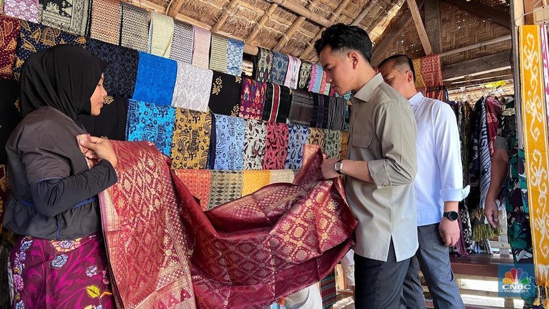 Wakil Presiden Gibran Rakabuming mengunjungi Dusun Sade di Desa Rembitan, kec Pujud Lombok Tengah, NTB, Sabtu (2/8/2025). (CNBC Indonesia/Halimatus Sa’diyah)