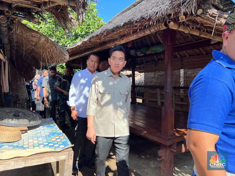 Wakil Presiden Gibran Rakabuming mengunjungi Dusun Sade di Desa Rembitan, kec Pujud Lombok Tengah, NTB, Sabtu (2/8/2025). Wakil Presiden Gibran Rakabuming mengunjungi Dusun Sade di Desa Rembitan, kec Pujud Lombok Tengah, NTB, Sabtu (2/8/2025). (CNBC Indonesia/Halimatus Sa’diyah)