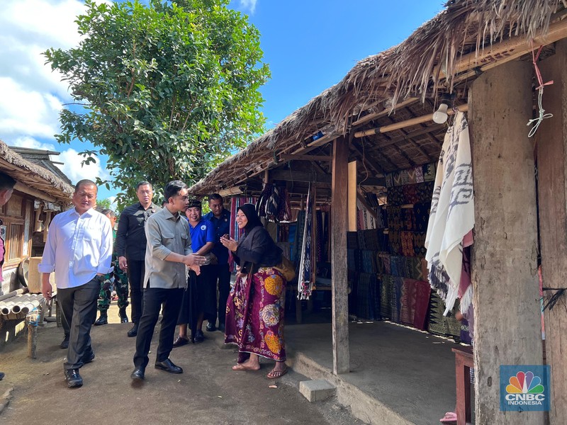 Wakil Presiden Gibran Rakabuming mengunjungi Dusun Sade di Desa Rembitan, kec Pujud Lombok Tengah, NTB, Sabtu (2/8/2025). Wakil Presiden Gibran Rakabuming mengunjungi Dusun Sade di Desa Rembitan, kec Pujud Lombok Tengah, NTB, Sabtu (2/8/2025). (CNBC Indonesia/Halimatus Sa’diyah)