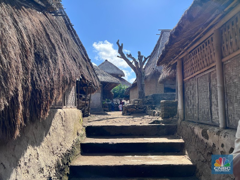 Wakil Presiden Gibran Rakabuming mengunjungi Dusun Sade di Desa Rembitan, kec Pujud Lombok Tengah, NTB, Sabtu (2/8/2025). (CNBC Indonesia/Halimatus Sa’diyah)