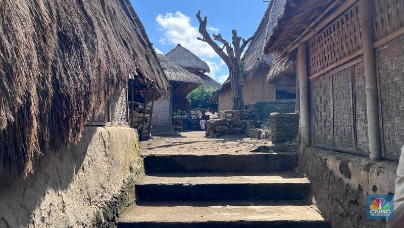 Wakil Presiden Gibran Rakabuming mengunjungi Dusun Sade di Desa Rembitan, kec Pujud Lombok Tengah, NTB, Sabtu (2/8/2025). (CNBC Indonesia/Halimatus Sa’diyah)