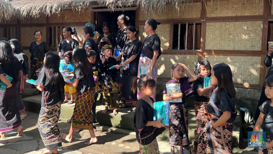 Wakil Presiden Gibran Rakabuming mengunjungi Dusun Sade di Desa Rembitan, kec Pujud Lombok Tengah, NTB, Sabtu (2/8/2025). (CNBC Indonesia/Halimatus Sa’diyah)