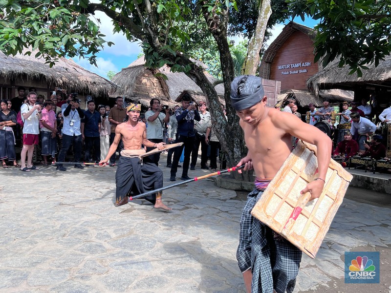 Wakil Presiden Gibran Rakabuming mengunjungi Dusun Sade di Desa Rembitan, kec Pujud Lombok Tengah, NTB, Sabtu (2/8/2025). Wakil Presiden Gibran Rakabuming mengunjungi Dusun Sade di Desa Rembitan, kec Pujud Lombok Tengah, NTB, Sabtu (2/8/2025). (CNBC Indonesia/Halimatus Sa’diyah)