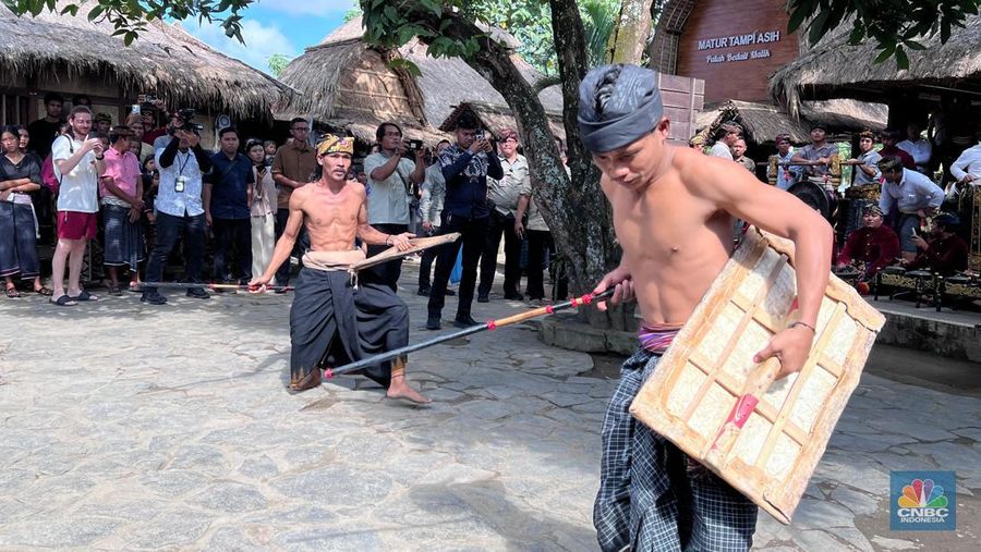 Wakil Presiden Gibran Rakabuming mengunjungi Dusun Sade di Desa Rembitan, kec Pujud Lombok Tengah, NTB, Sabtu (2/8/2025). (CNBC Indonesia/Halimatus Sa’diyah)
