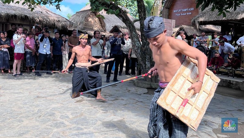 Wakil Presiden Gibran Rakabuming mengunjungi Dusun Sade di Desa Rembitan, kec Pujud Lombok Tengah, NTB, Sabtu (2/8/2025). (CNBC Indonesia/Halimatus Sa’diyah)