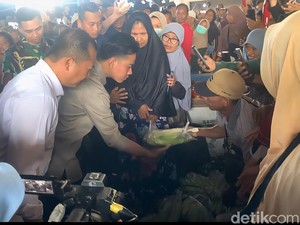 Gibran Blusukan ke Pasar di Mataram, Beli Terong hingga Ketupat