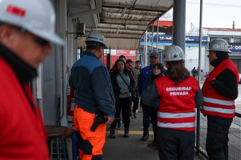 Pemandangan drone menunjukkan pintu masuk kompleks pertambangan tembaga El Teniente milik Codelco, setelah beberapa penambang dilaporkan hilang di unit Andesita menyusul insiden seismik, di Maitenes, Chili, 1 Agustus 2025. (REUTERS/Pablo Sanhueza)