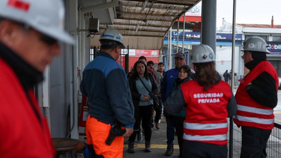Pemandangan drone menunjukkan pintu masuk kompleks pertambangan tembaga El Teniente milik Codelco, setelah beberapa penambang dilaporkan hilang di unit Andesita menyusul insiden seismik, di Maitenes, Chili, 1 Agustus 2025. (REUTERS/Pablo Sanhueza)