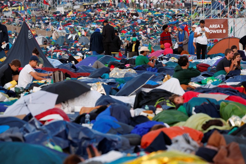 Paus Leo XIV melambaikan tangan saat meninggalkan Misa Yubileum Pemuda di Tor Vergata, Roma, Italia, 3 Agustus 2025. Paus Leo XIV melambaikan tangan saat meninggalkan Misa Yubileum Pemuda di Tor Vergata, Roma, Italia, 3 Agustus 2025. (REUTERS/Yara Nardi)
